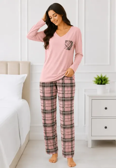 Pijama de dama cu bluza cu maneca lunga roz deschis si pantaloni lungi in carouri