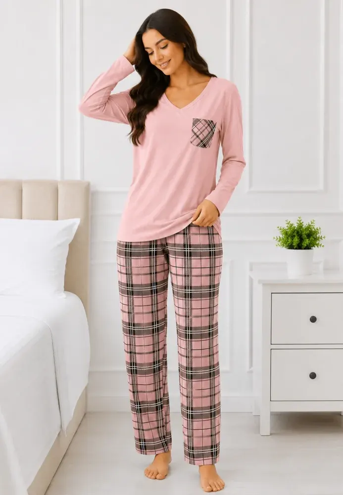 Pijama de dama cu bluza cu maneca lunga roz deschis si pantaloni lungi in carouri