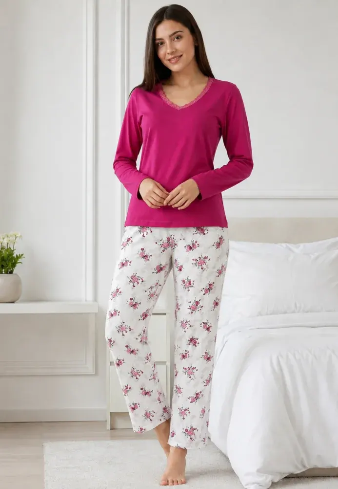 Pijama de dama fucsia cu maneca lunga si pantaloni lungi albi cu flori