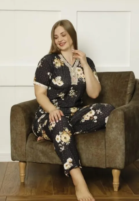 Pijamale damă Big Size, mânecă scurtă, pantaloni lungi, culoare maro, imprimeu floral