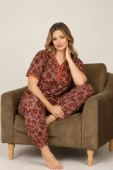 Pijamale damă Big Size, mânecă scurtă, pantaloni lungi, culoare cărămiziu, imprimeu floral
