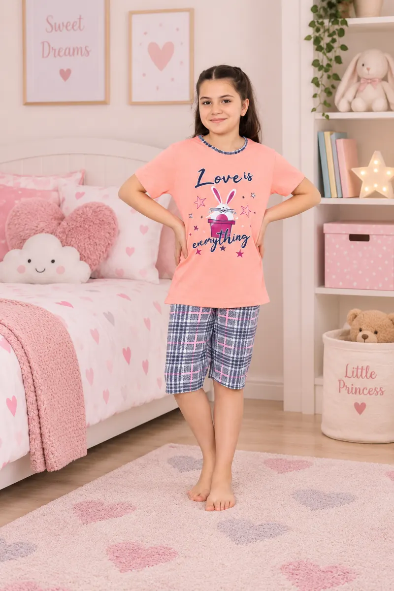 Pijama fetițe cu tricou și pantaloni 3/4 – „Love Is Everything”, somon