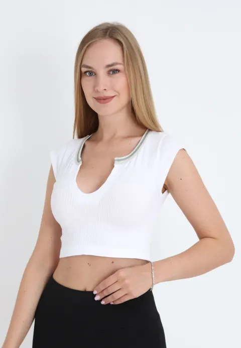 Tricou crop damă cu mânecă scurtă, decolteu adânc și material elastic, alb
