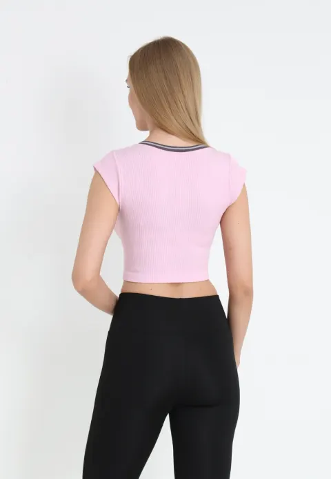 Tricou crop damă cu mânecă scurtă, decolteu adânc și material elastic, roz