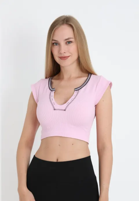 Tricou crop damă cu mânecă scurtă, decolteu adânc și material elastic, roz