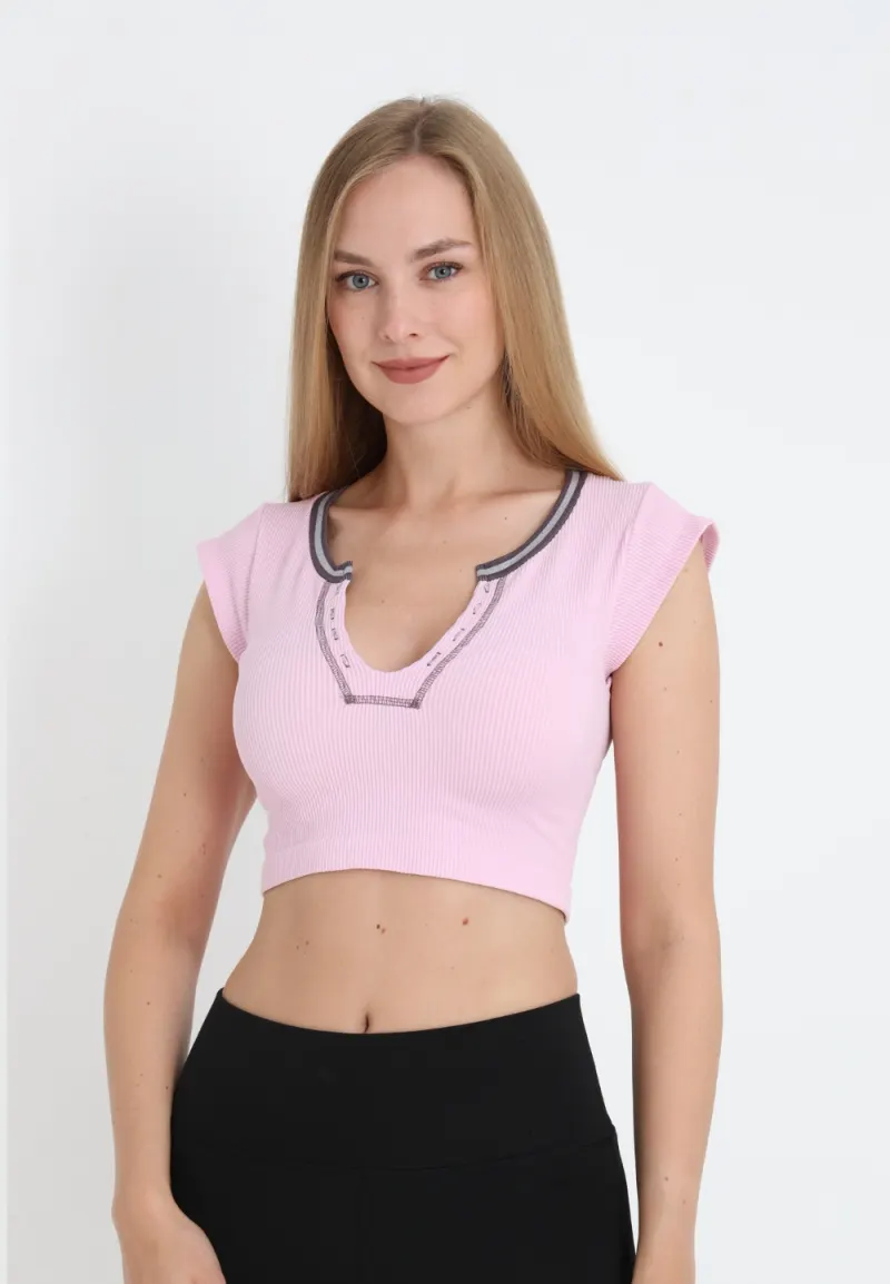 Tricou crop damă cu mânecă scurtă, decolteu adânc și material elastic, roz