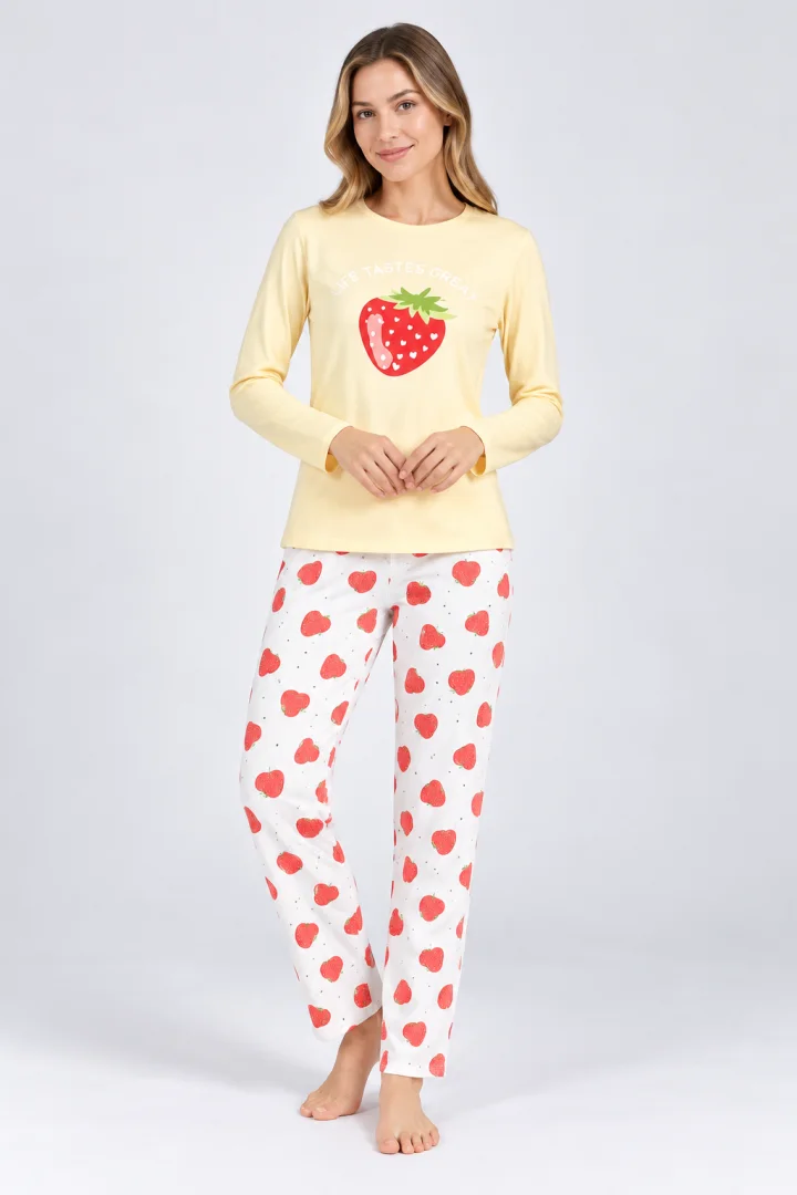 Pijama damă, bluză galbenă și pantaloni albi, imprimeu cu căpșuni