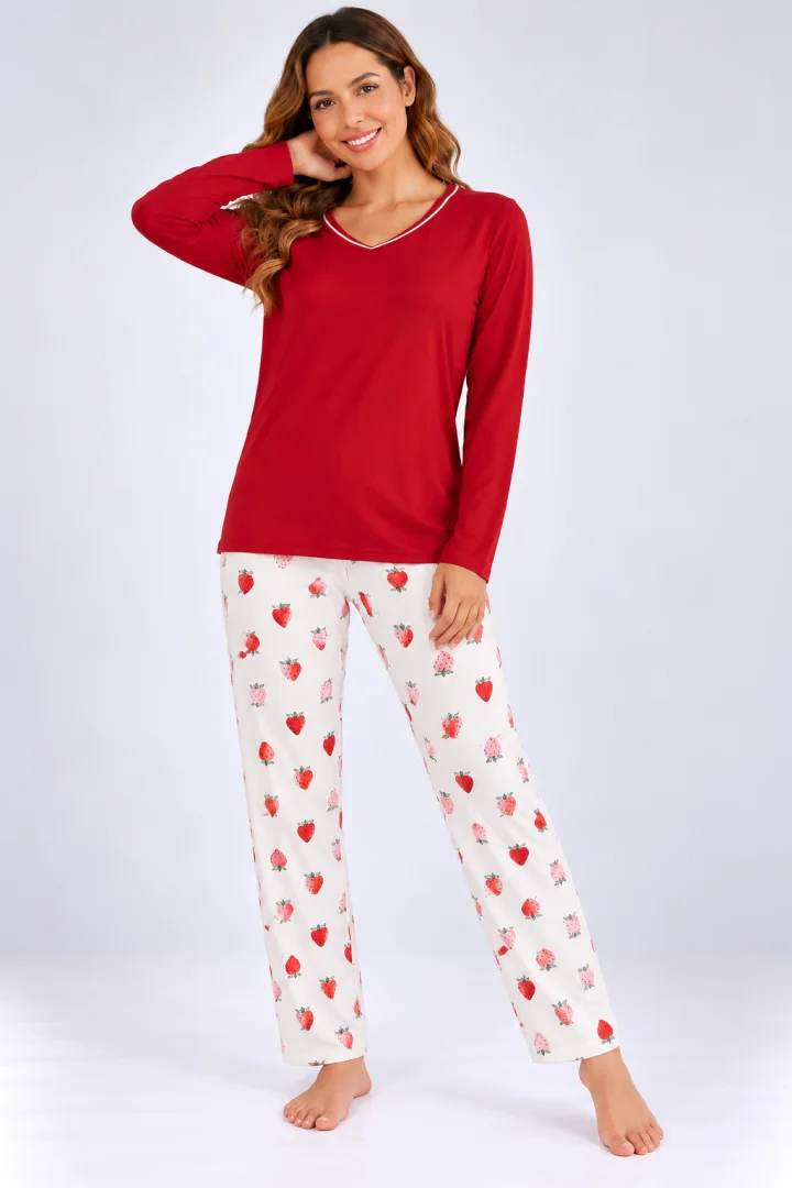 Pijama de dama rosu cu maneca lunga si pantaloni lungi alb cu capsuni
