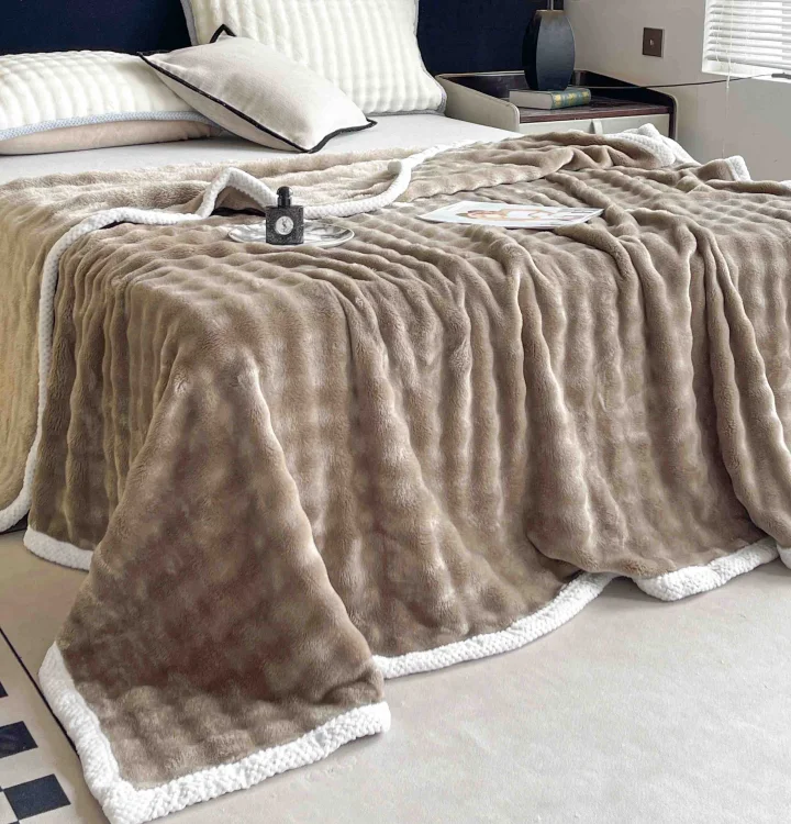 Pătură Cocolino Pufoasă din Microfibră Plușată, cu Bordură Albă, 200x230 cm, Textură Soft