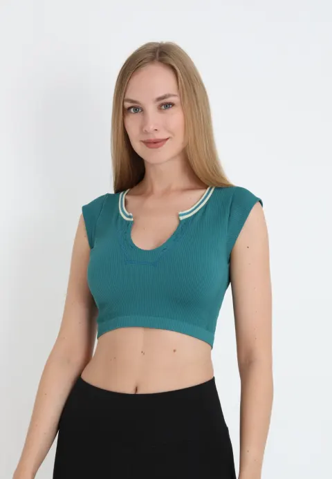 Tricou crop damă cu mânecă scurtă, decolteu adânc și material elastic, verde