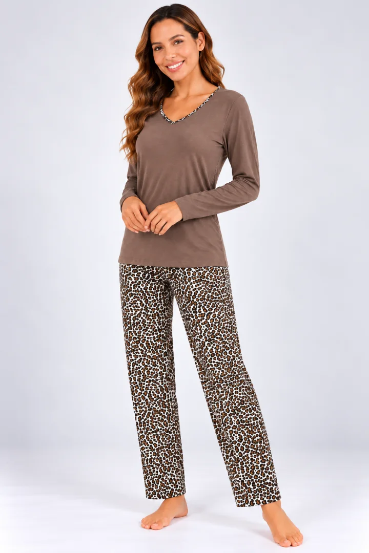 Pijama de dama maro cu maneca lunga si pantaloni lungi leopard
