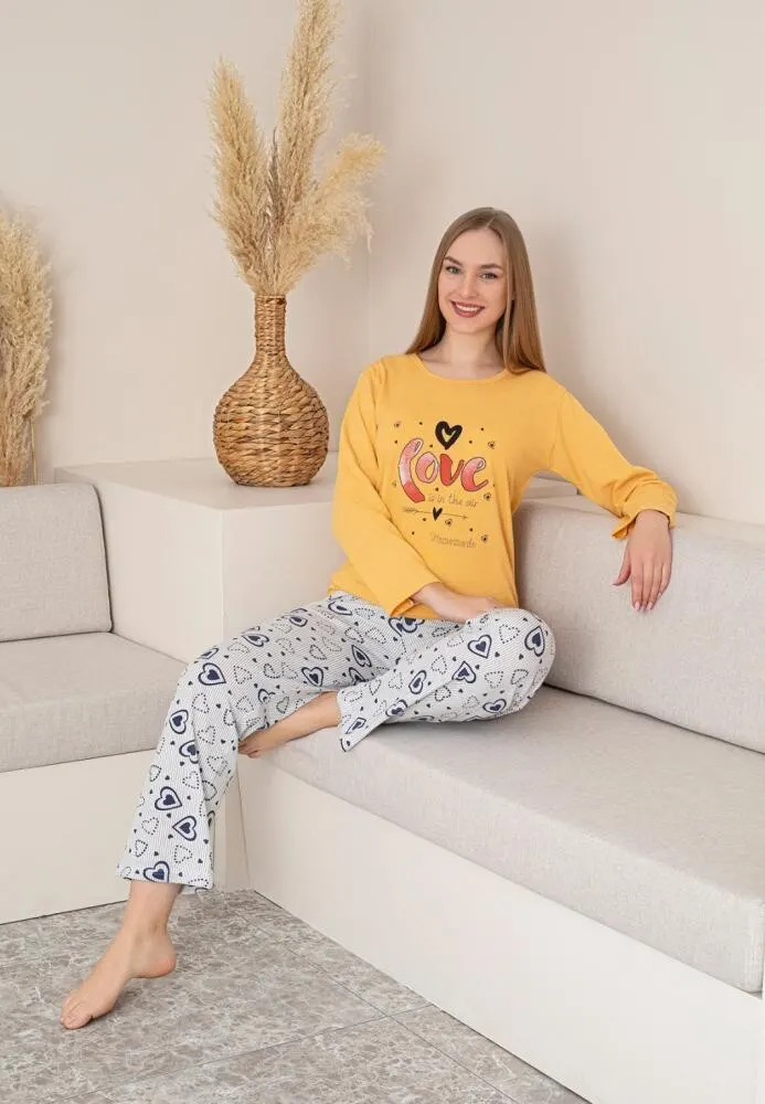 Pijama damă toamnă-iarnă galbenă cu imprimeu “Love is in the air”