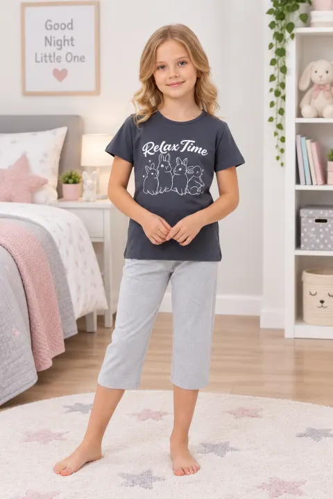 Pijama fetițe de Paște – tricou gri și pantaloni 3/4 cu imprimeu