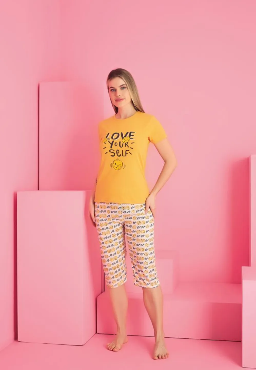 Pijama damă bumbac galben – mânecă scurtă, pantalon 3/4, imprimeu „Love Yourself” - 1