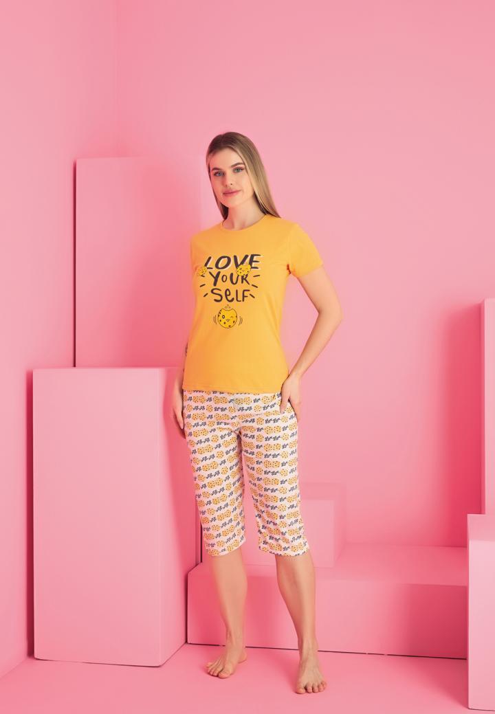 Pijama damă bumbac galben – mânecă scurtă, pantalon 3/4, imprimeu „Love Yourself”