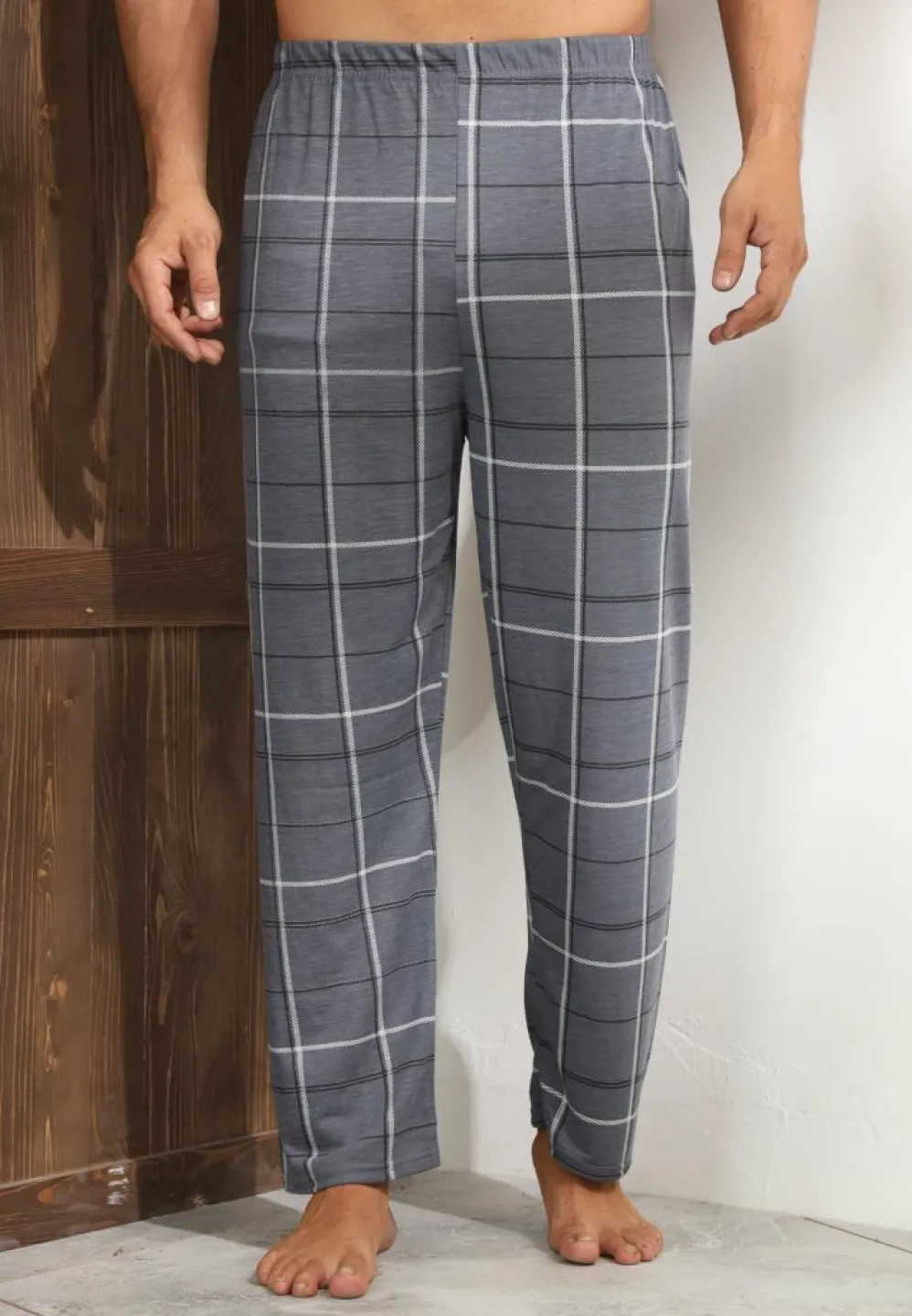 Pantaloni pijama bărbați gri închis – model elegant în carouri, croială lejeră - 1