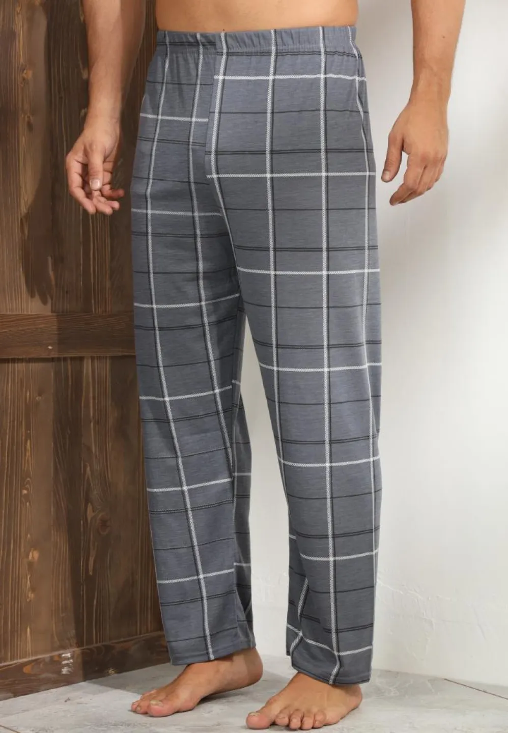 Pantaloni pijama bărbați gri închis – model elegant în carouri, croială lejeră - 3