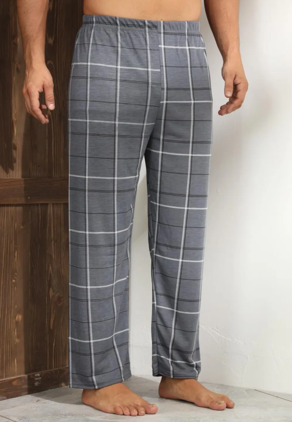 Pantaloni pijama bărbați gri închis – model elegant în carouri, croială lejeră - 4
