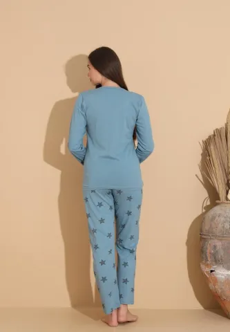 Pijama damă albastru deschis, bluză „She is Art” și pantaloni cu imprimeu stele negre hover