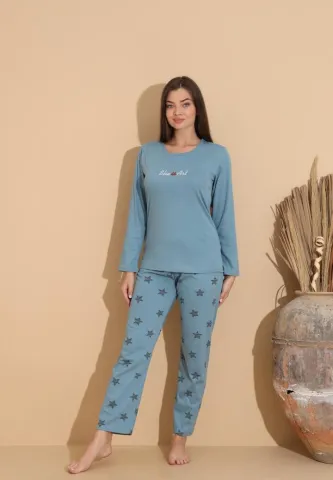 Pijama damă albastru deschis, bluză „She is Art” și pantaloni cu imprimeu stele negre