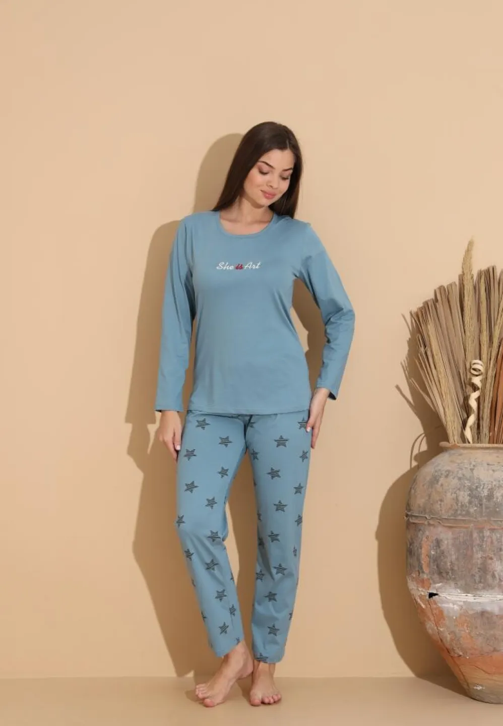 Pijama damă albastru deschis, bluză „She is Art” și pantaloni cu imprimeu stele negre - 3