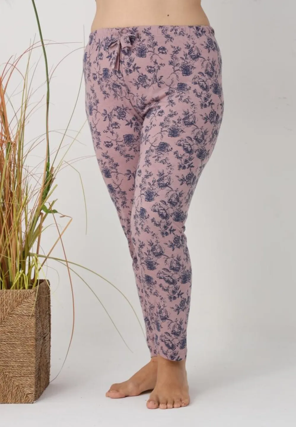 Pantaloni de pijama damă Big Size, roz cu flori albastre - 1