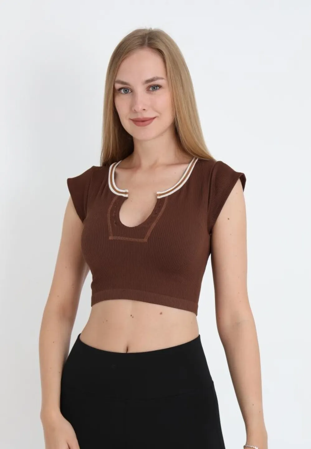 Tricou crop damă cu mânecă scurtă, maro - 1