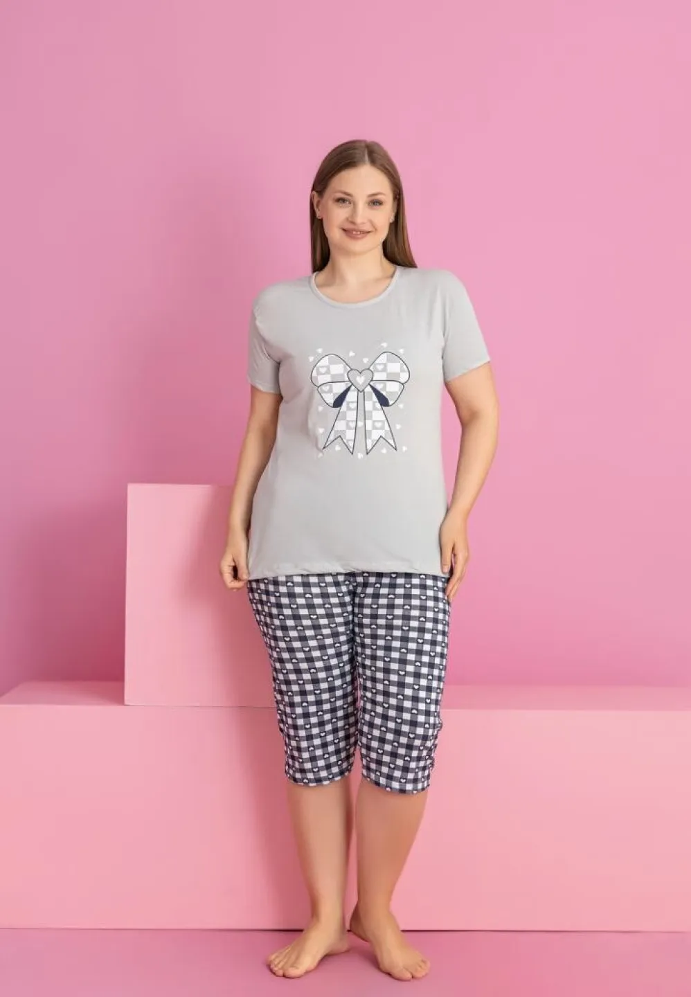Pijama damă bumbac mărime mare tricou + pantaloni 3/4 imprimeu fundal – confort și stil - 1