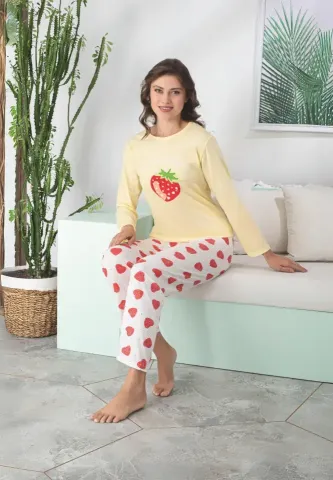 Pijama damă cu bluză galbenă și pantaloni albi, model cu căpșuni hover