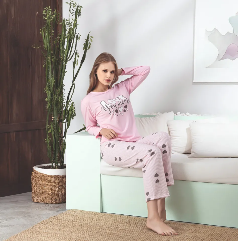 Pijama Dama Dream Love – Set Roz cu Mâneci Lungi și Pantaloni Lungi, Confortabil și Elegant