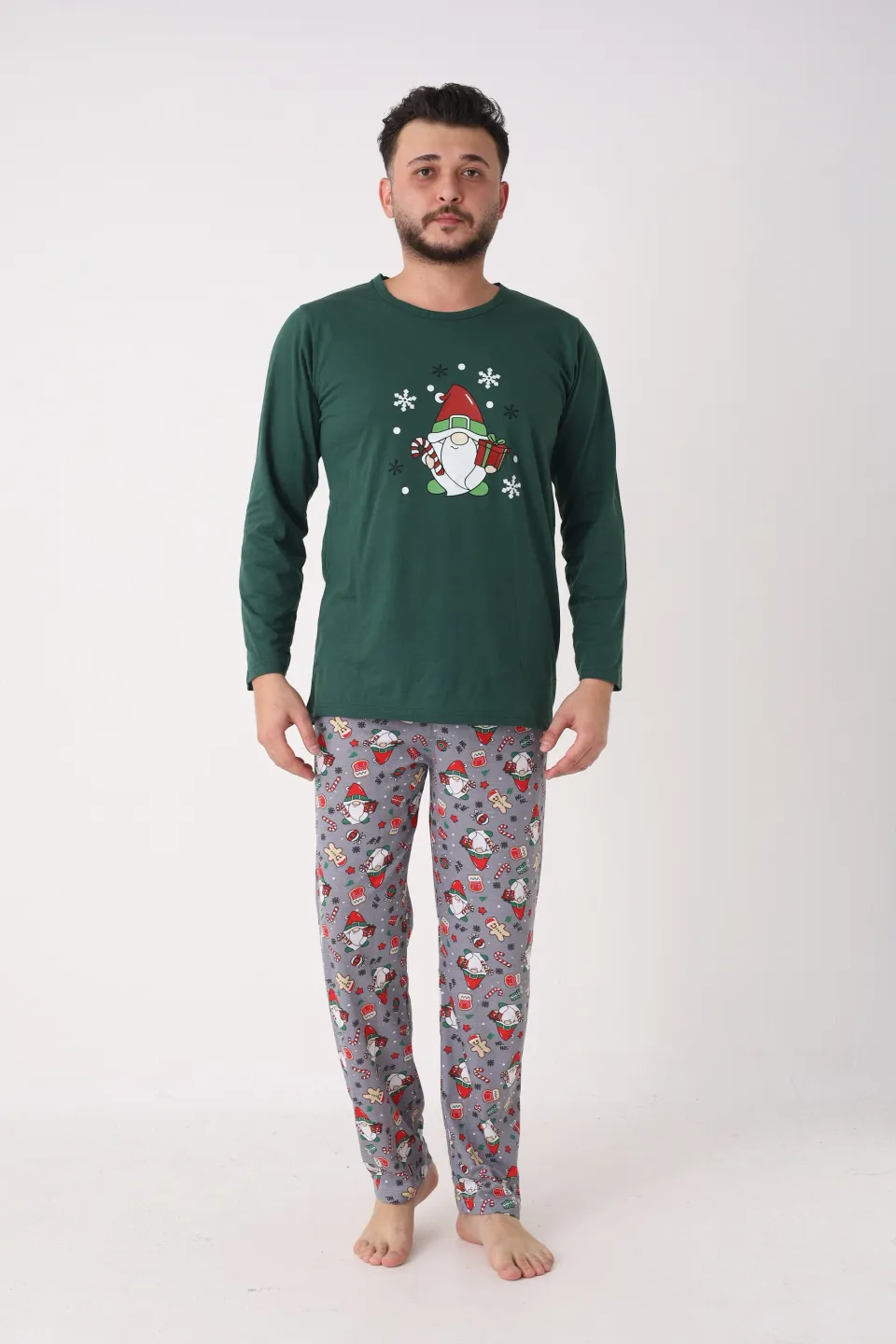 Pijama bărbat Crăciun în verde, cu imprimeu de figurine de Crăciun - 1